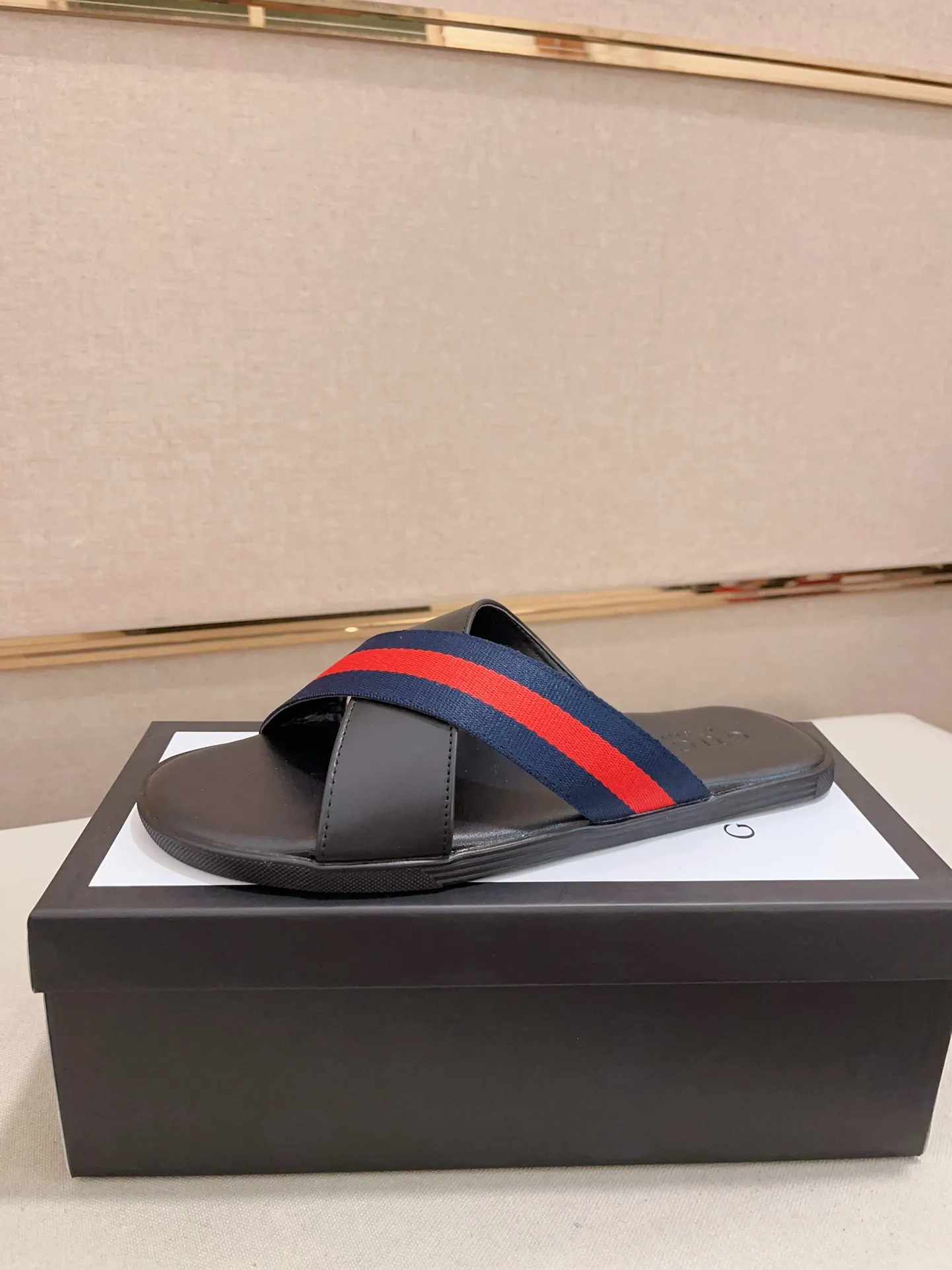 Men's shoes 💰: 240💰 [gucci Gucci slippers] High-end men's shoes brand official website 1:1 latest masterpiece: original mold customization, the fabric is made of imported original materials, upgraded outsole, lighter and non-slip. The market's top quality, simple yet tasteful, a must-have for fashionistas, fashionable at your feet, full of confidence, the same style at the counter 👍The season of summer slippers is here. Code: 38-45